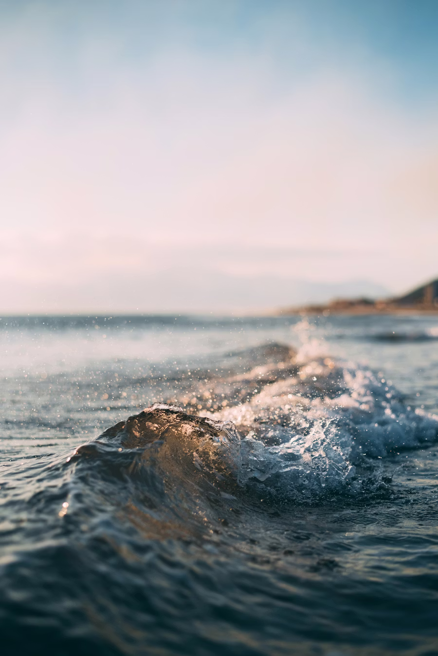 Meer und Küste bei Sonnenlicht